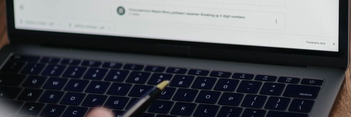 Evaluaciones Resilientes a la IA: Usando Datos de la Calle para Despertar la Voz Estudiantil